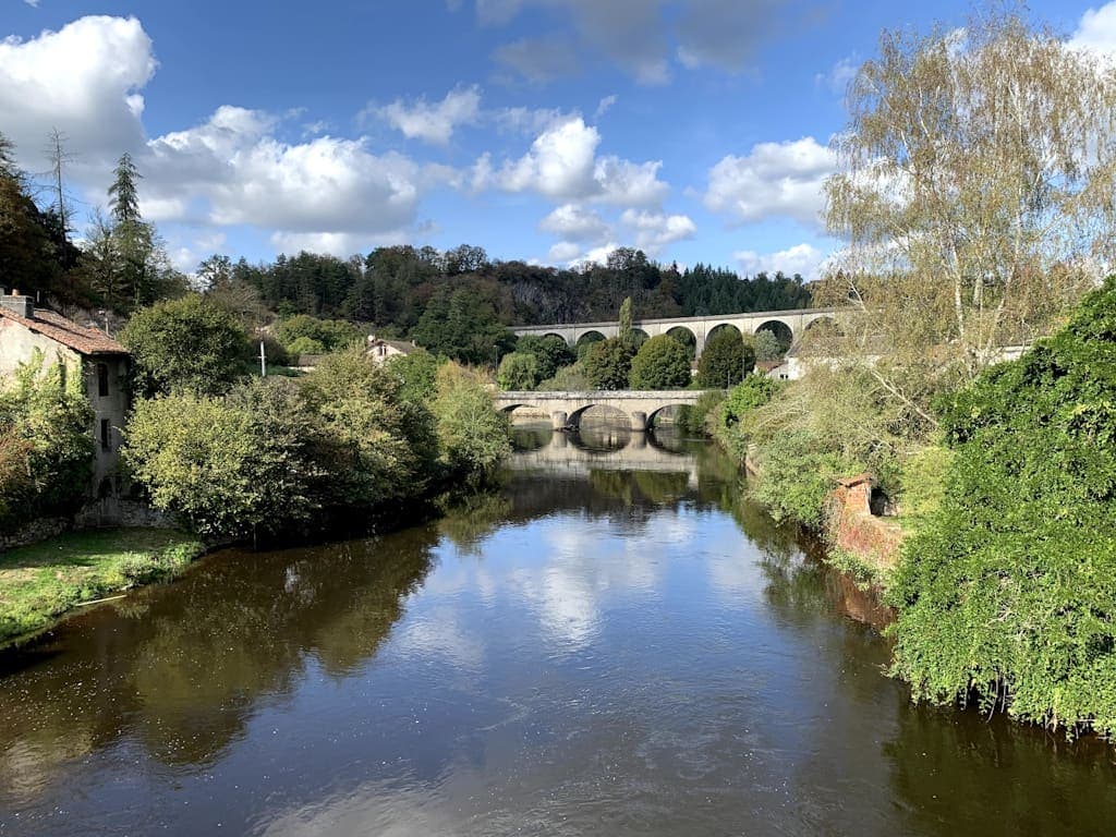 Pêche aux salmonidés sur la Vienne à côté du vieux pont à Saint Léonard de Noblat en Haute-Vienne