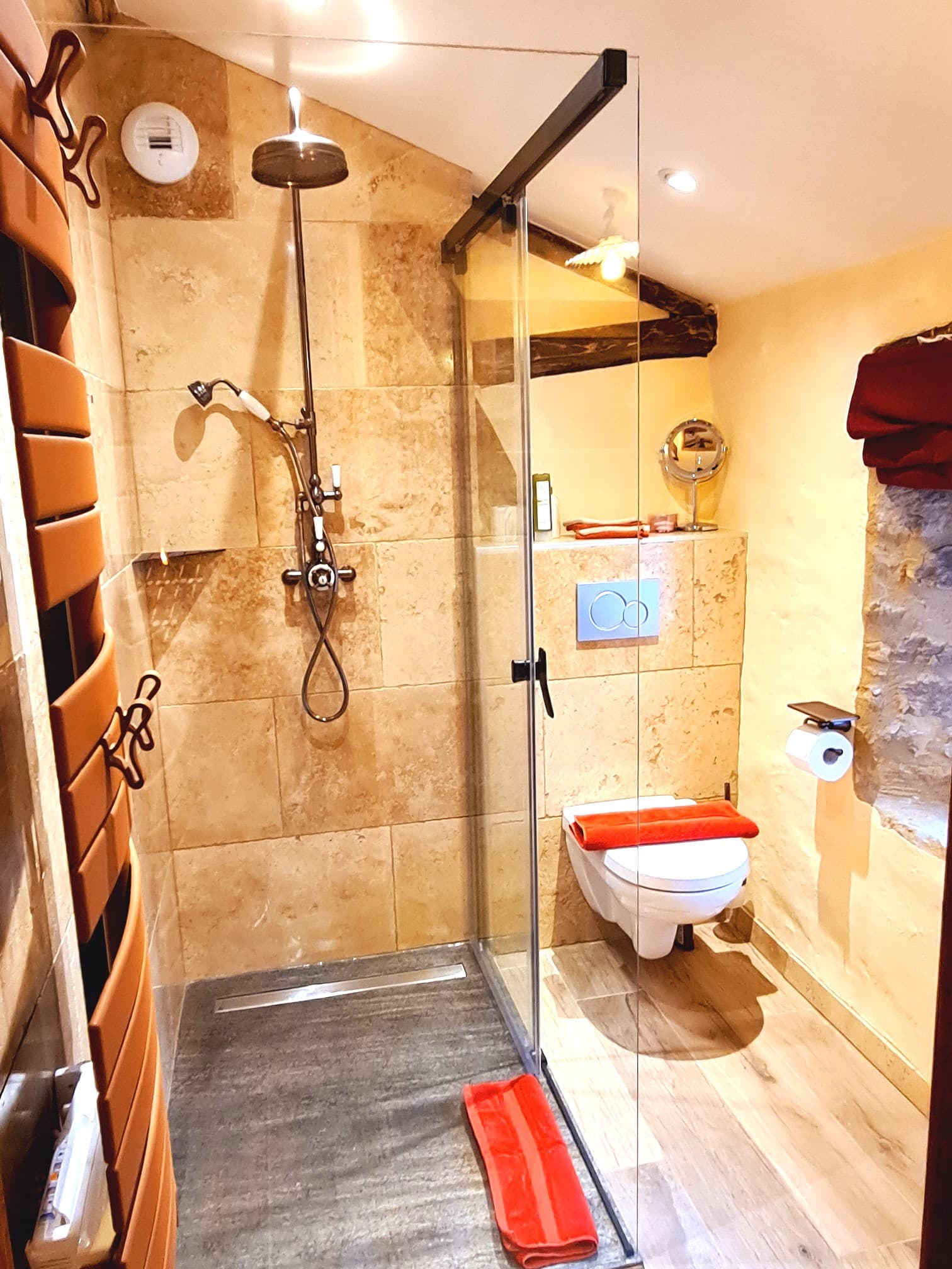Photo 9_Ferme de Tayac_Chambre BOURVIL_salle de douche