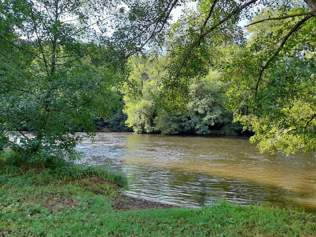 Pique-niquer au calme le long de la Vienne à Saint-Léonard de Noblat en Limousin