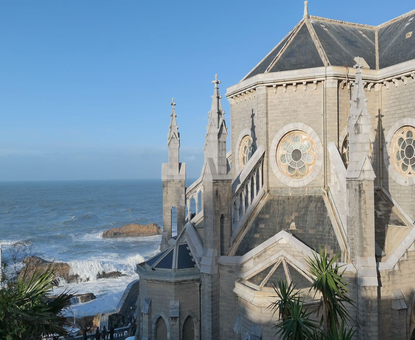 Plateau de l'Atalaye-Biarritz-Vue sur l'arrière de l'église Sainte Eugénie.