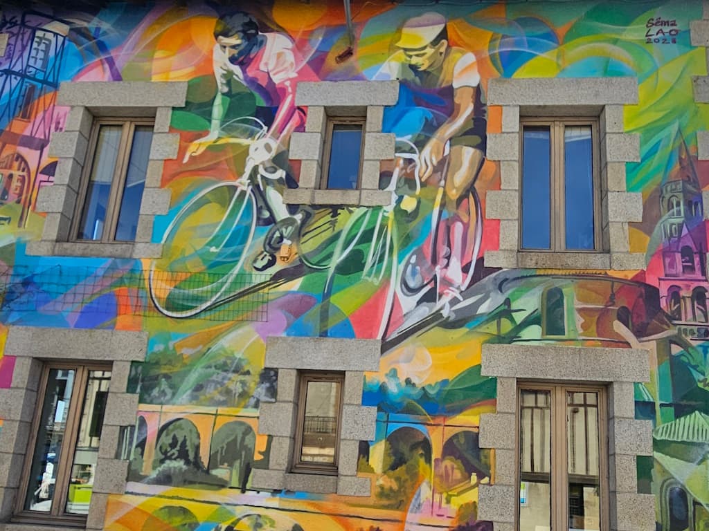 Raymond Poulidor face à Anquetil sur la fresque de Saint-Léonard de Noblat