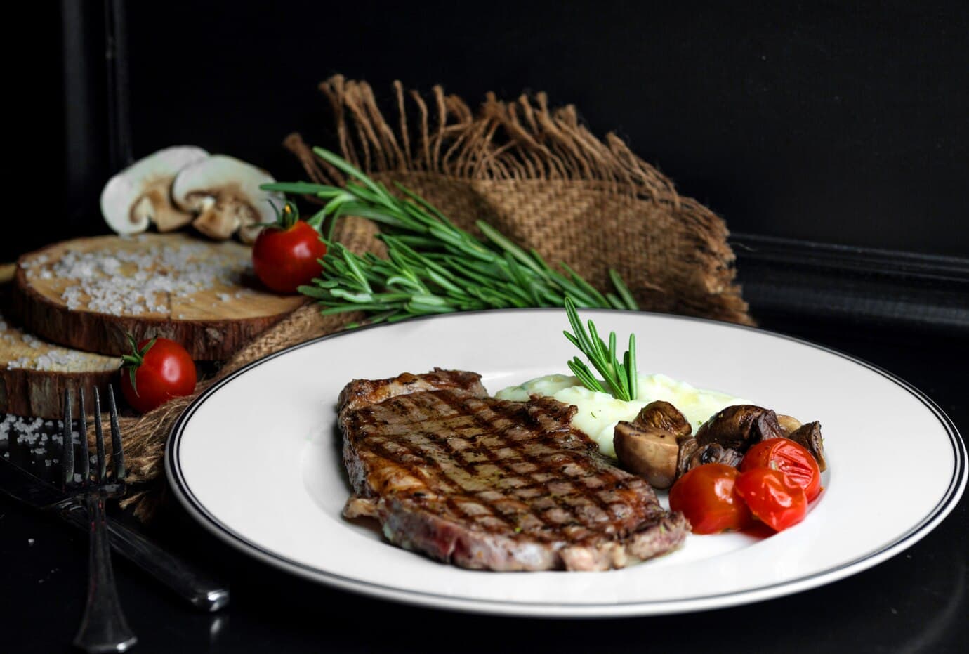 Repas entrecôte - Freepik