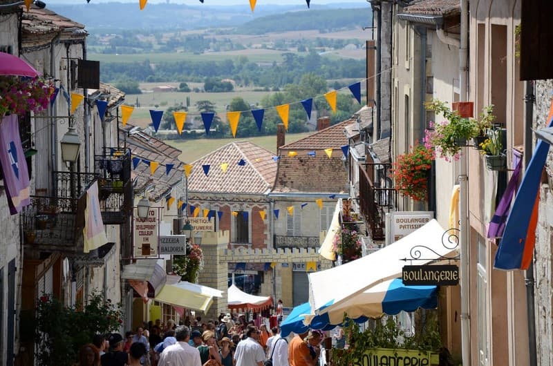 Rue St Pierre lors de fetes medievales vue vers la campagne environnante (800x600)