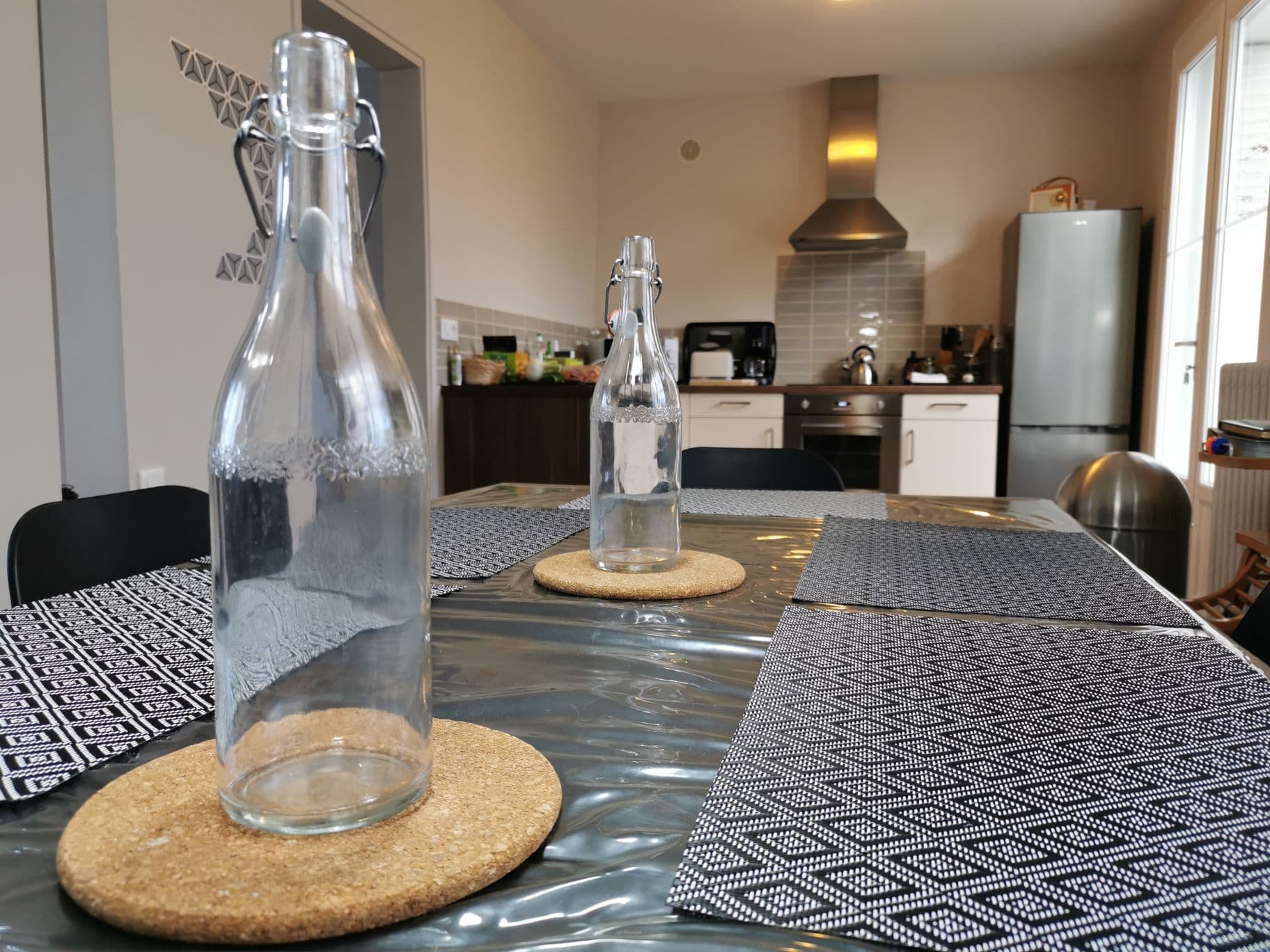 Vue sur la cuisine depuis la Salle à Manger