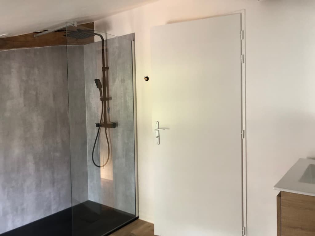 Salle de bain n°1 étage Maison Bordenave ©OTC
