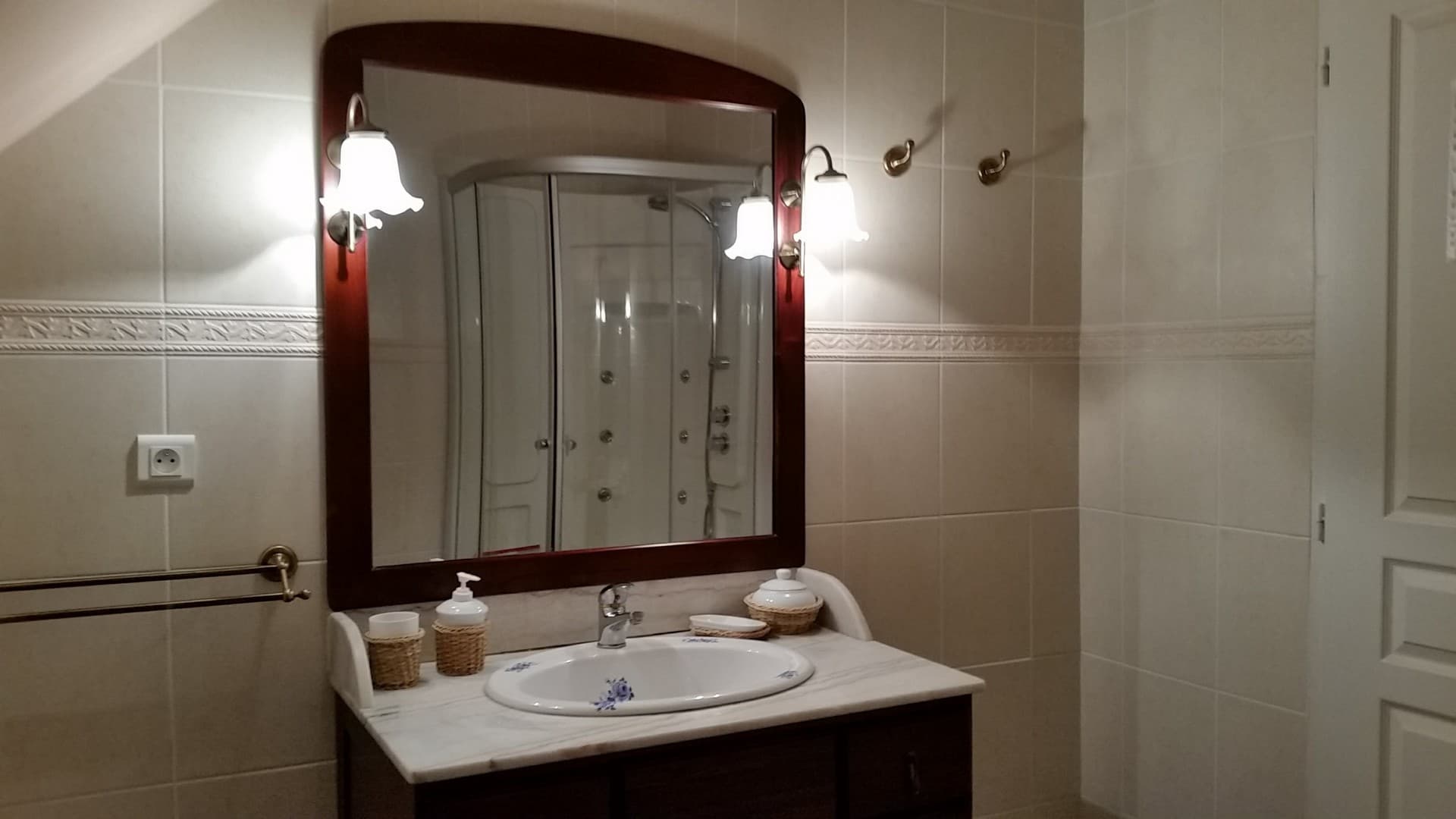 Salle-de-bains--Les-Hirondelles--Gites-de-Bernet