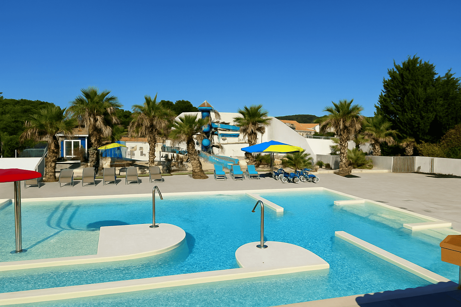Spa lumineux et piscine cristalline