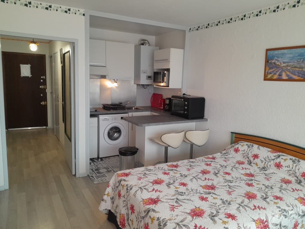 Studio vue vers le couloir_