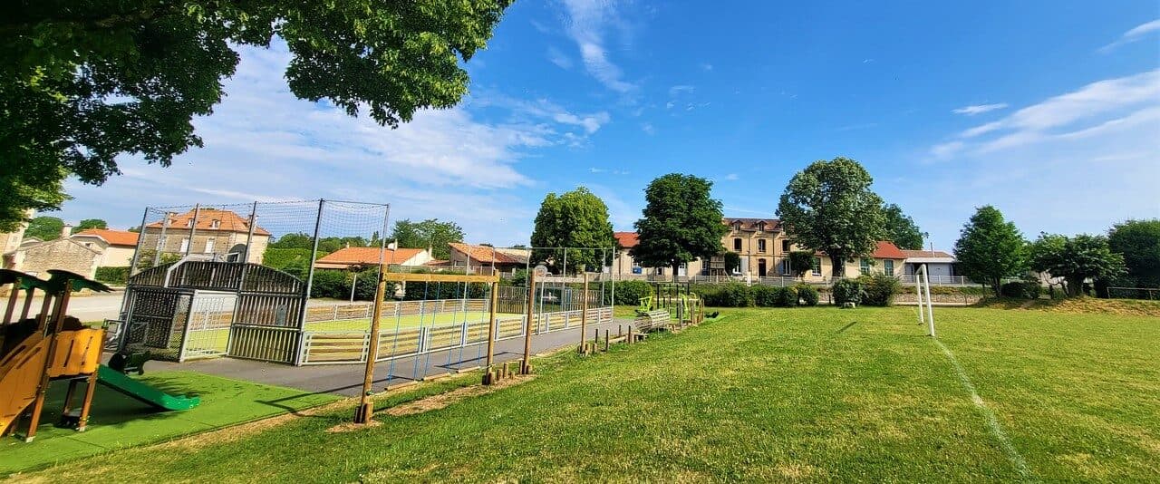 Terrain-de-basket-aire-de-fitness-et-ecole-Copier-e1689577221419