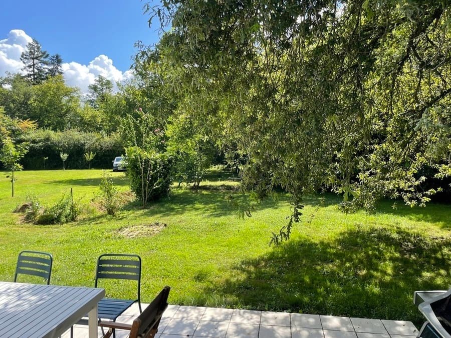 UN JARDIN AUX LAMBERTS LOCATION A MOULIS EN MEDOC