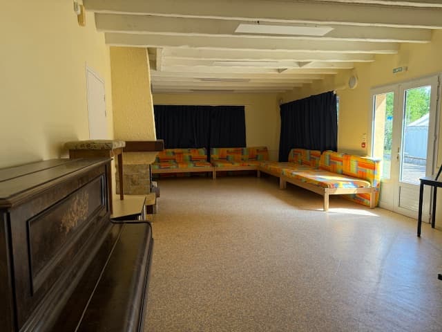 Salle Cheminée Gite Lac de St Cyr