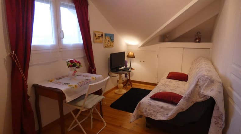 Vallery - Chambre 2p étage coin salon