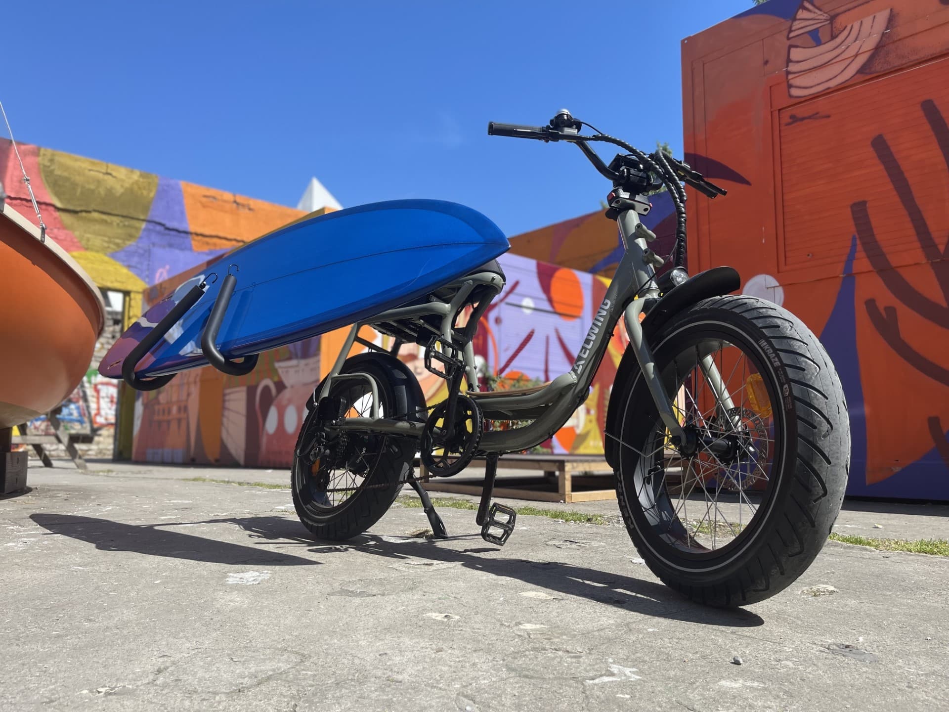 Velo avec rack porte-surf - Biarritz Bike - Biarritz