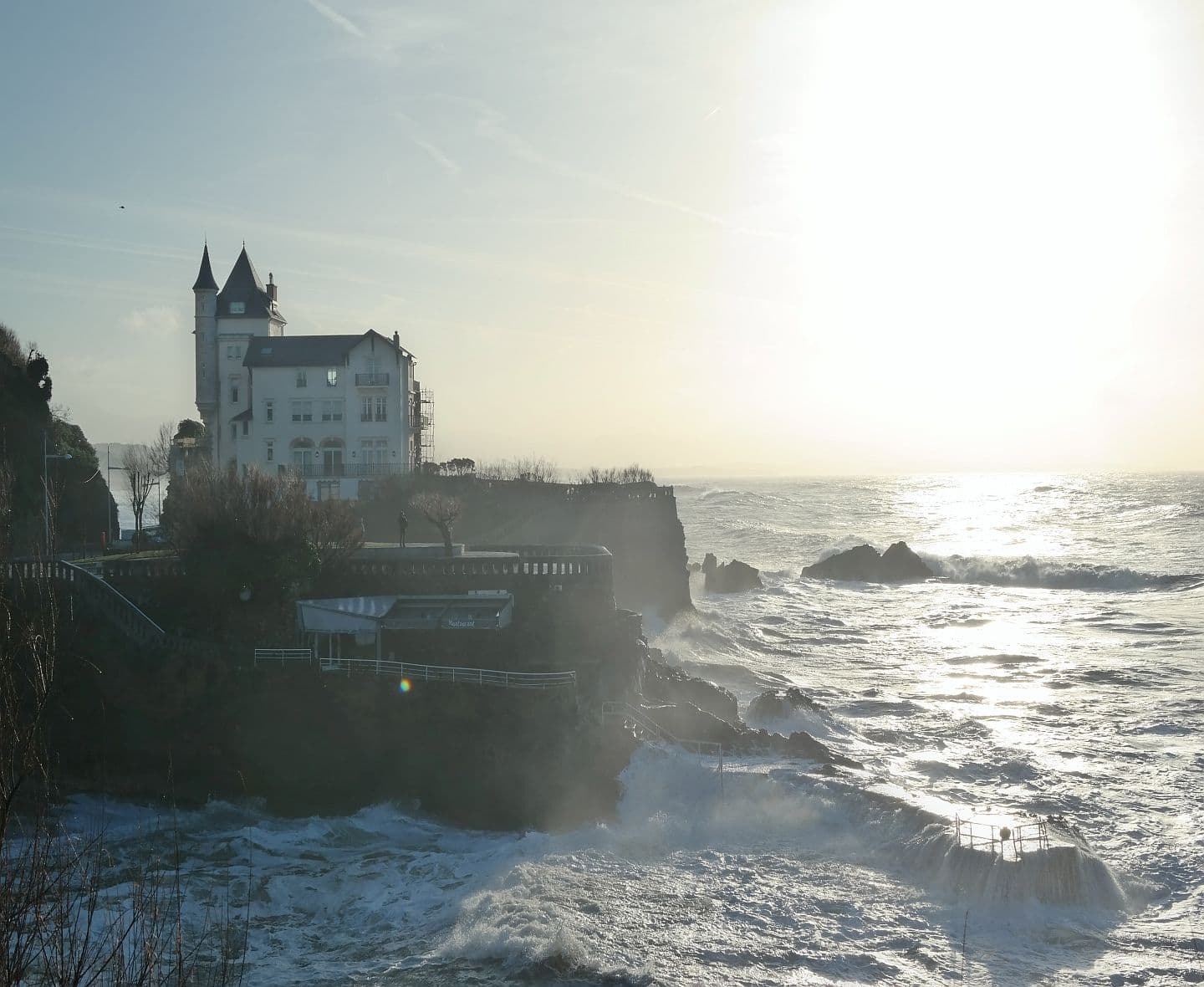 Villa Belza-Biarritz-Vue depuis l'esplanade du rocher de la vierge.