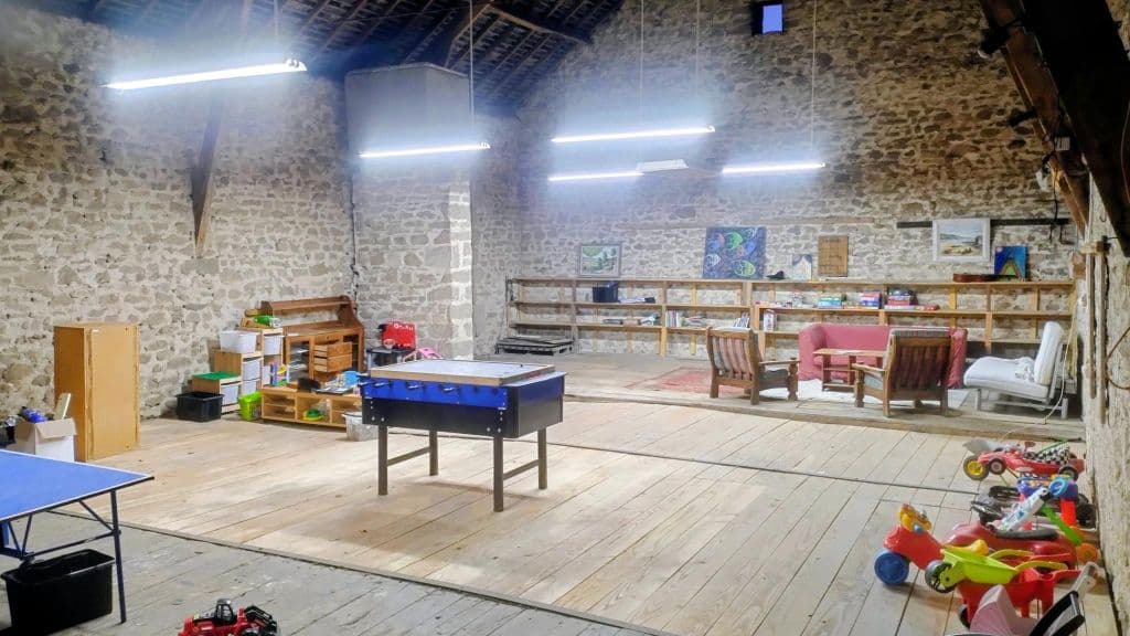 aire de jeux couverte dans la grange