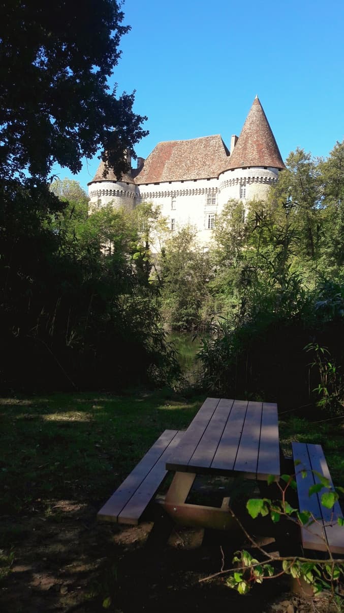 aire de pique-nique sur îlot de Mauriac
