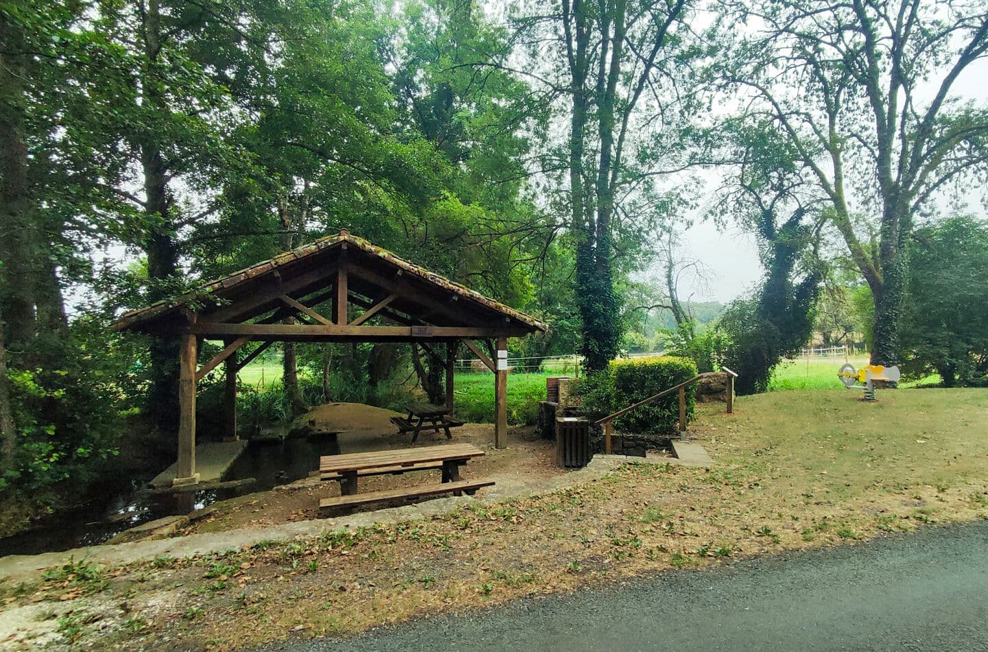 aire-pique-nique-lavoir-saint-jean-eyraud-tourisme-vallee-isle-perigord