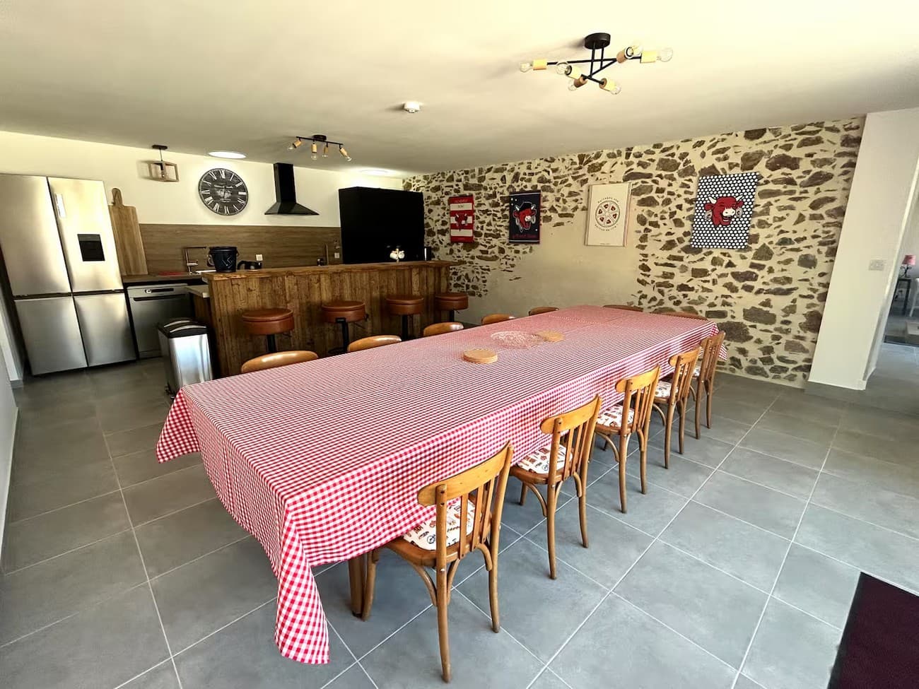 argentonnay-gite-le-pommier-le-verger-d-auzay-salle-a-manger