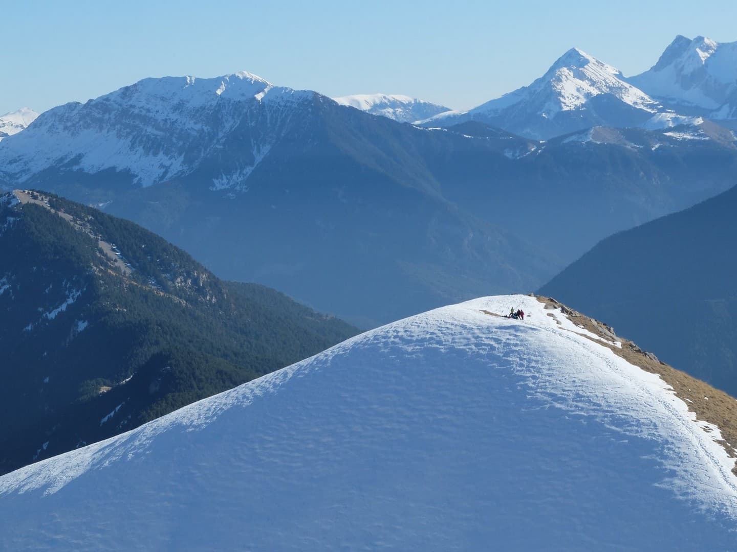Au delà du boulevard - Gelos - Montagnes enneigées