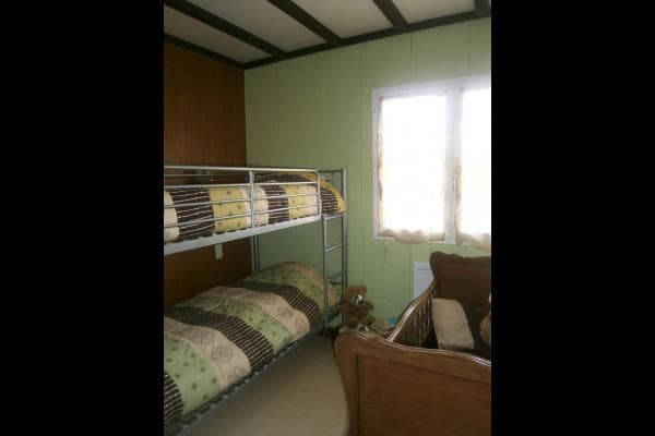 CHAMBRE 2 LITS SUPERPOSES ET LIT BEBE