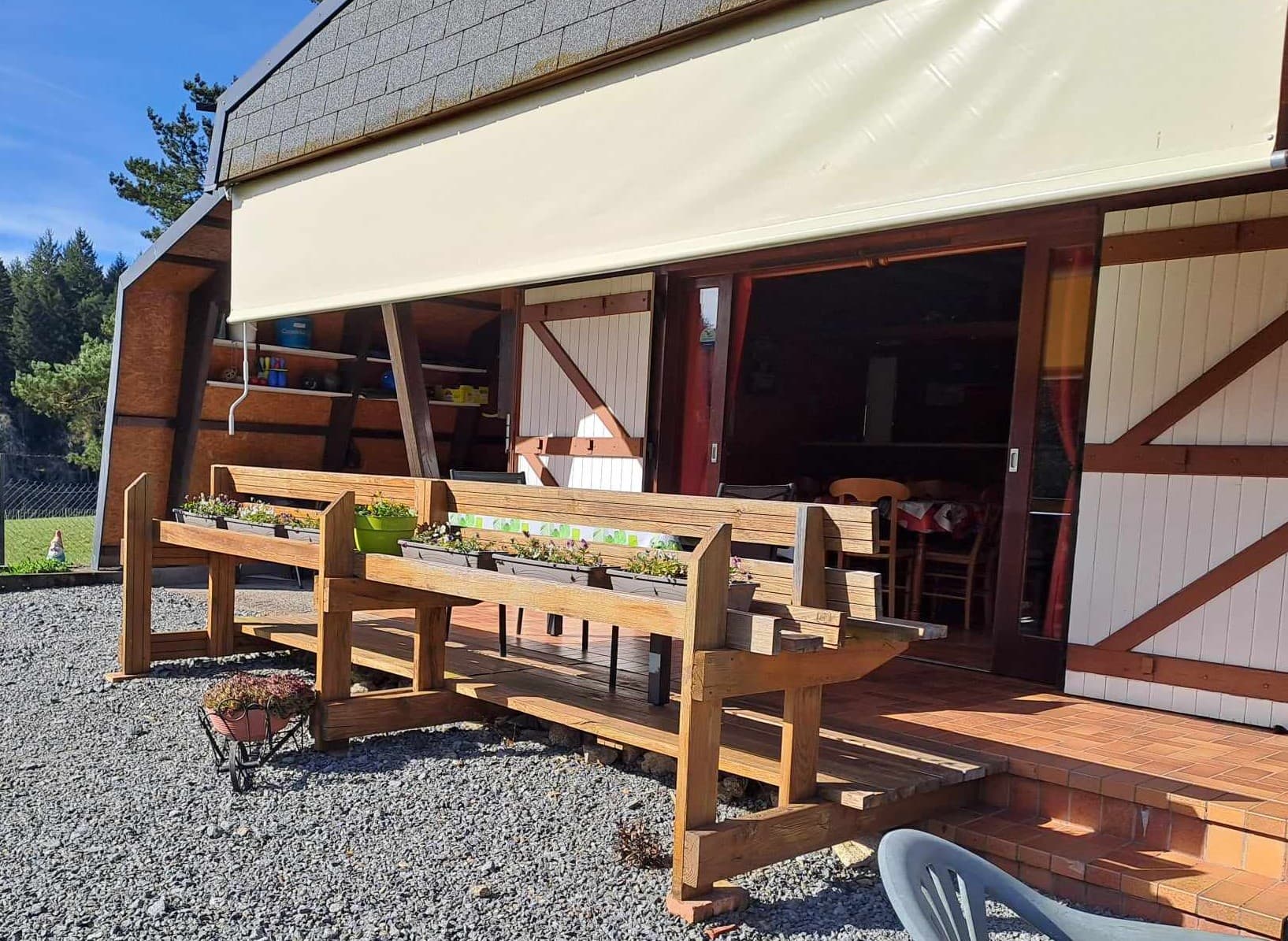 BANC ET TOILE SUR LA TERASSE