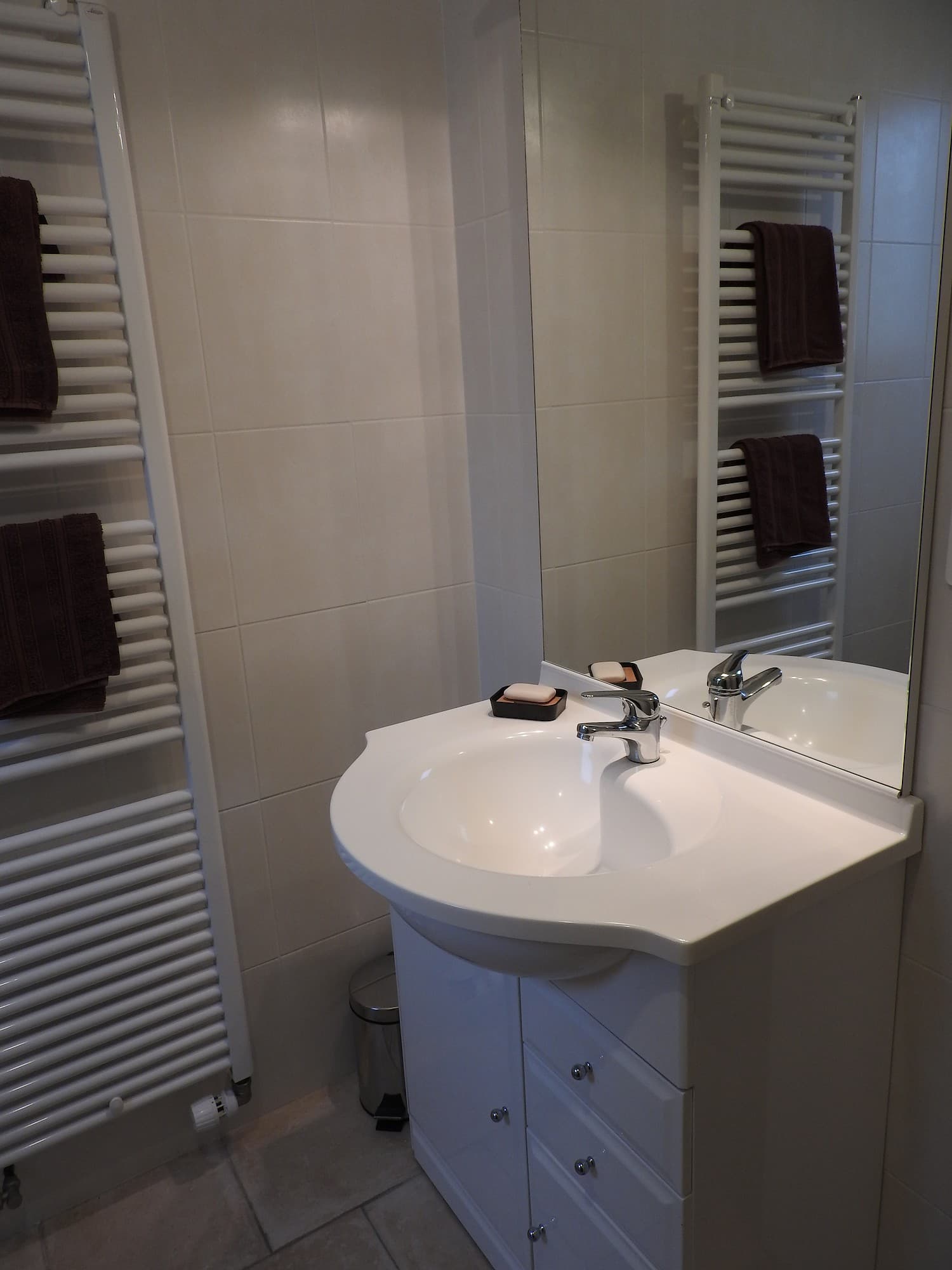 bressuire-terves-chambre-dhotes-appart-les-jards-lavabo