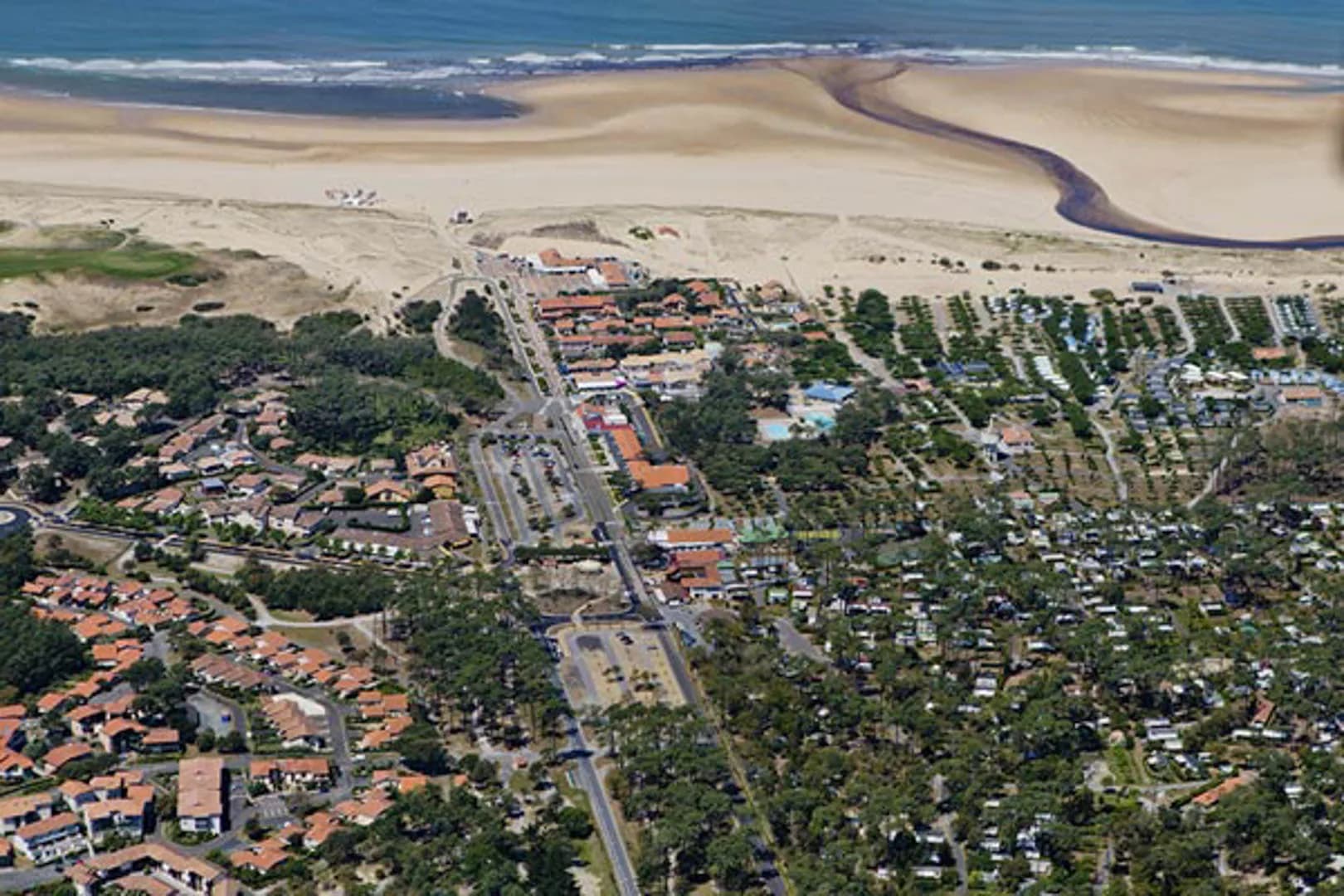 camping-cigales-300m-plage-1-jpg