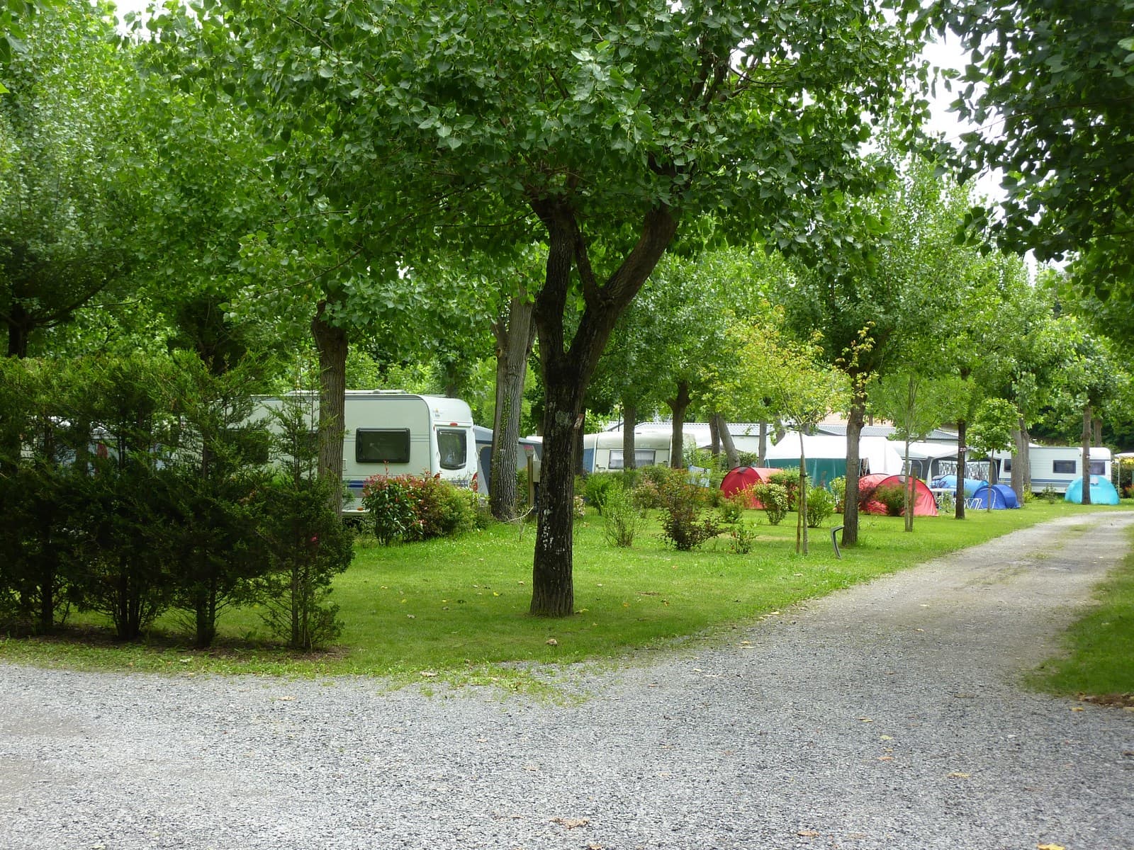 camping-emplacement-caravane-tente-campingcar