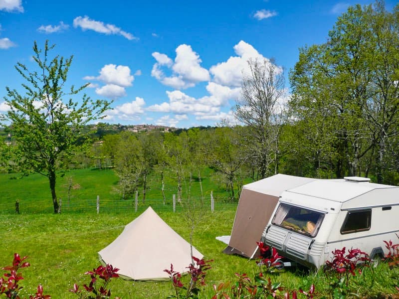 camping-pech-de-caumont-caravane-4x3-01