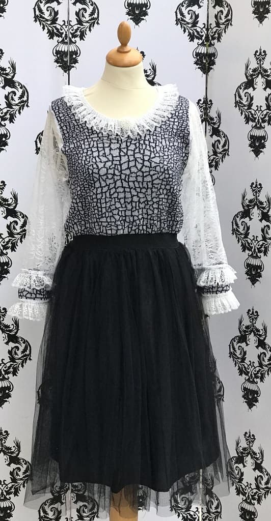 cécile lamour - Robe noire et manches blanches
