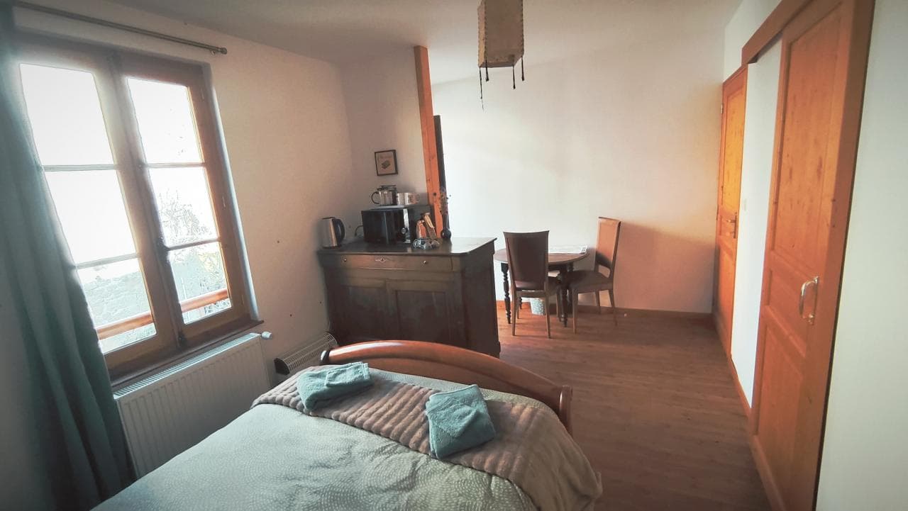 Chambre 1 avec salle de bain privative et coin repas