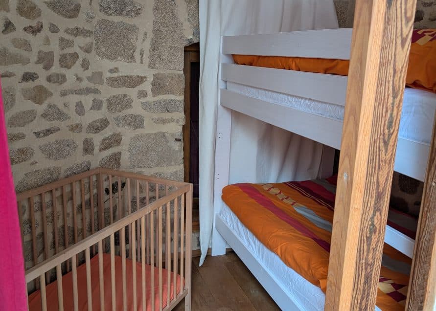 chambre avec lits superposés et lit bébé