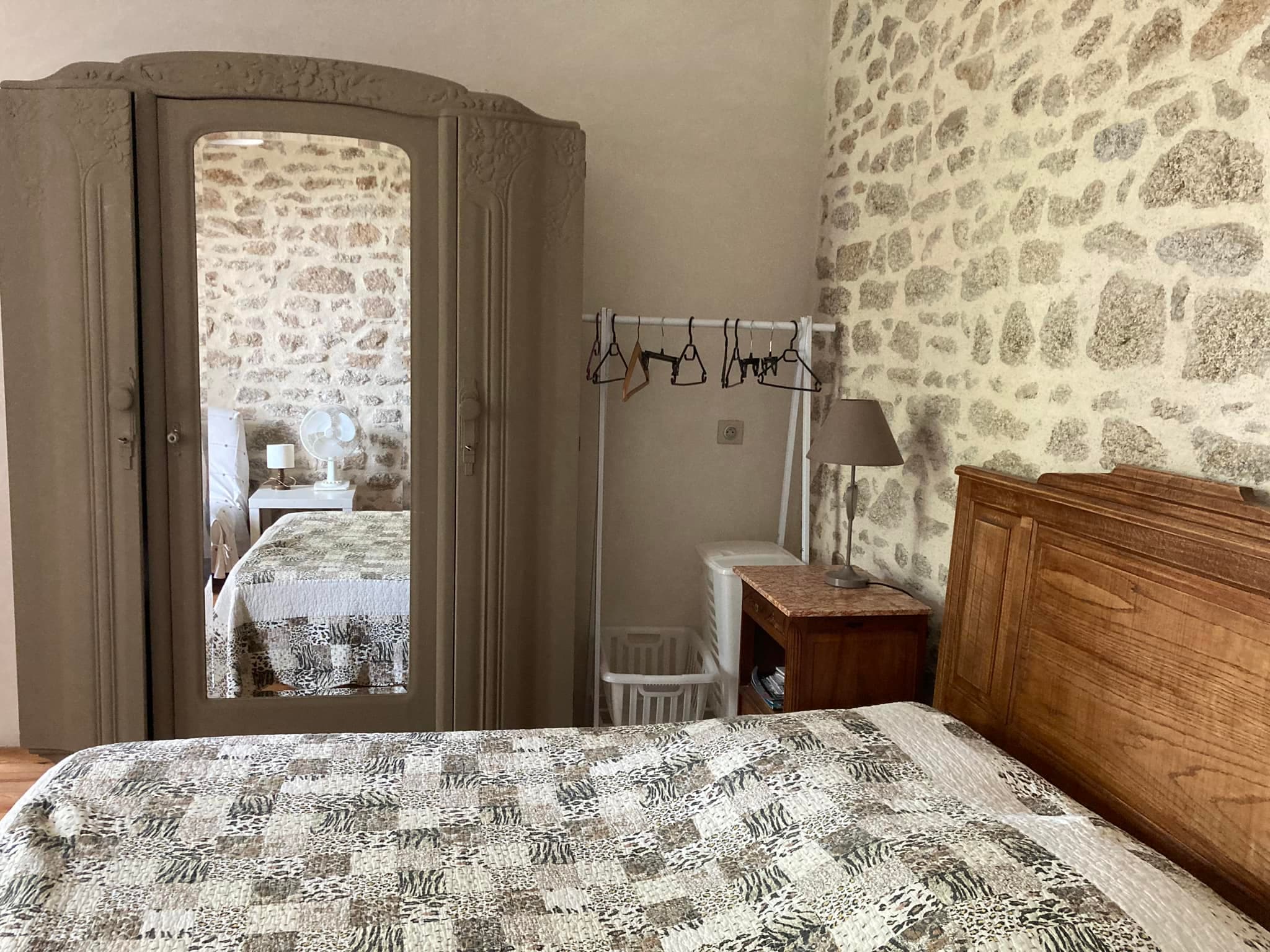 Chambre du gîte (1 lit double, 1 fauteuil, 1 canapé, 1 TV)