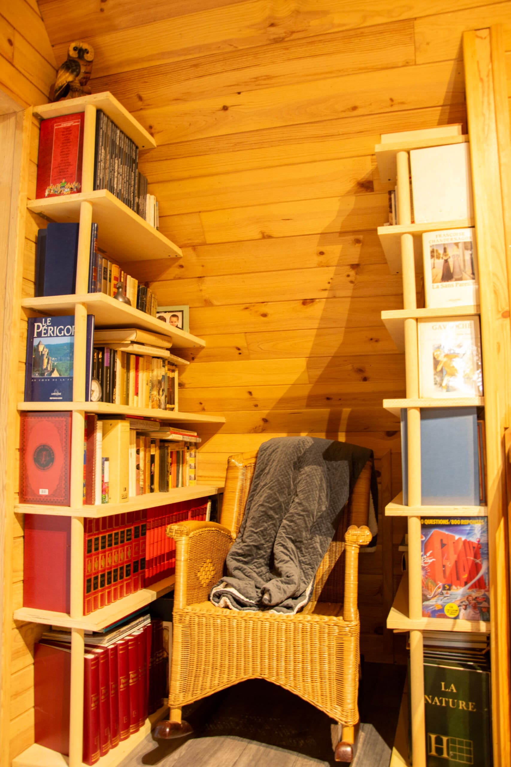 chambre-hotes-la-rustique-bibliotheque-saint-martin-des-combes-tourisme