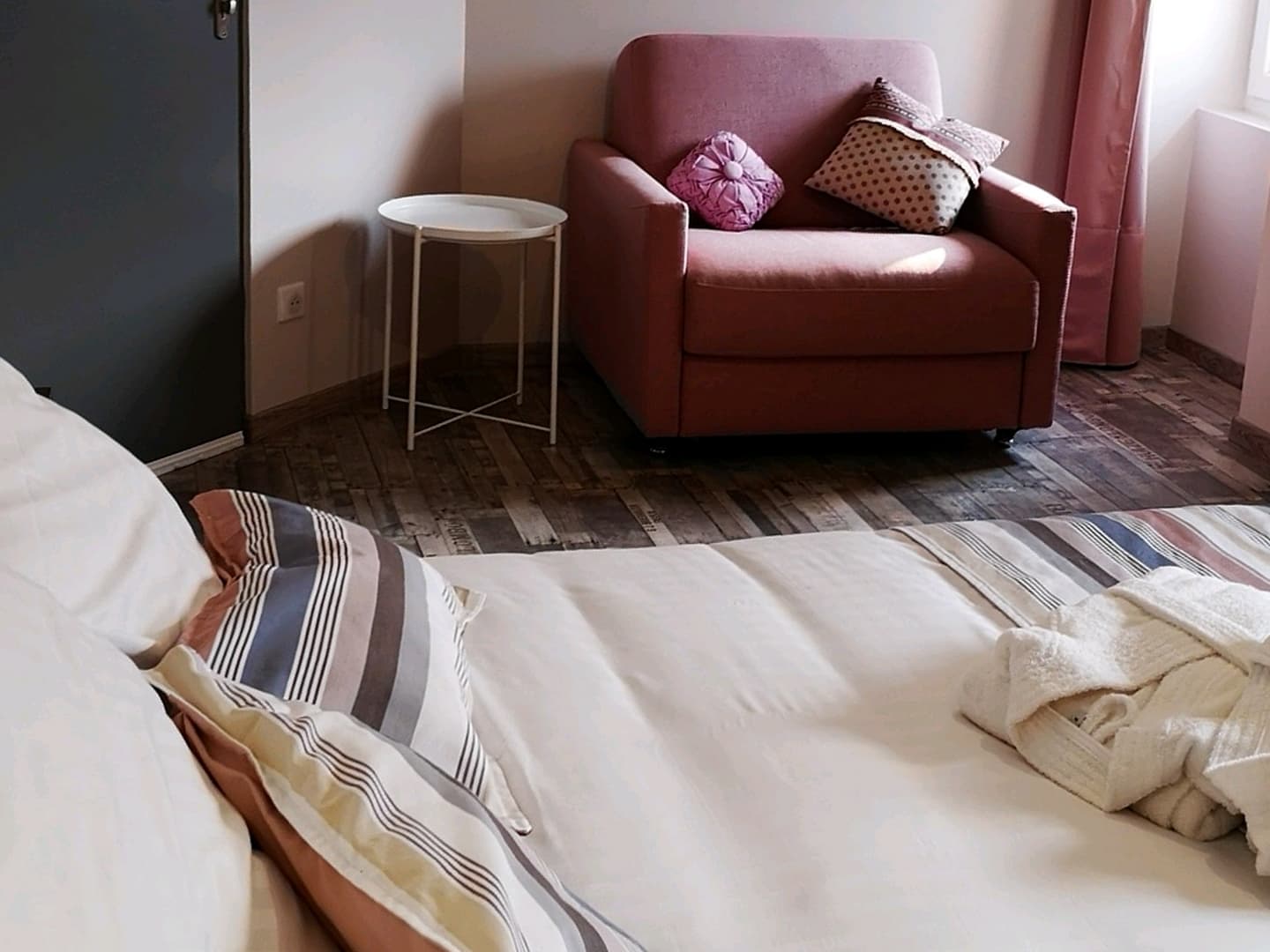 chambre-lit-double-fauteil-hotel-c-vall