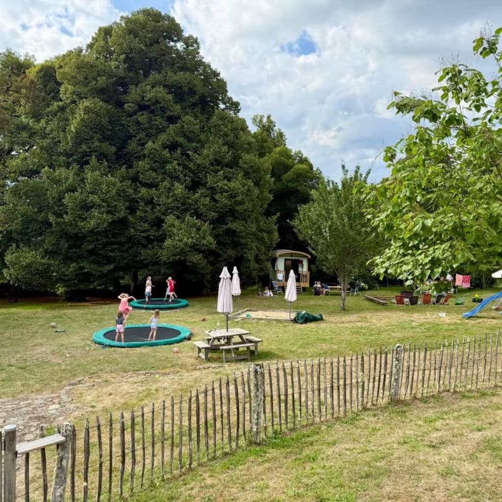 Espace de jeux devant les roulottes de l'Abbaye du Palais
