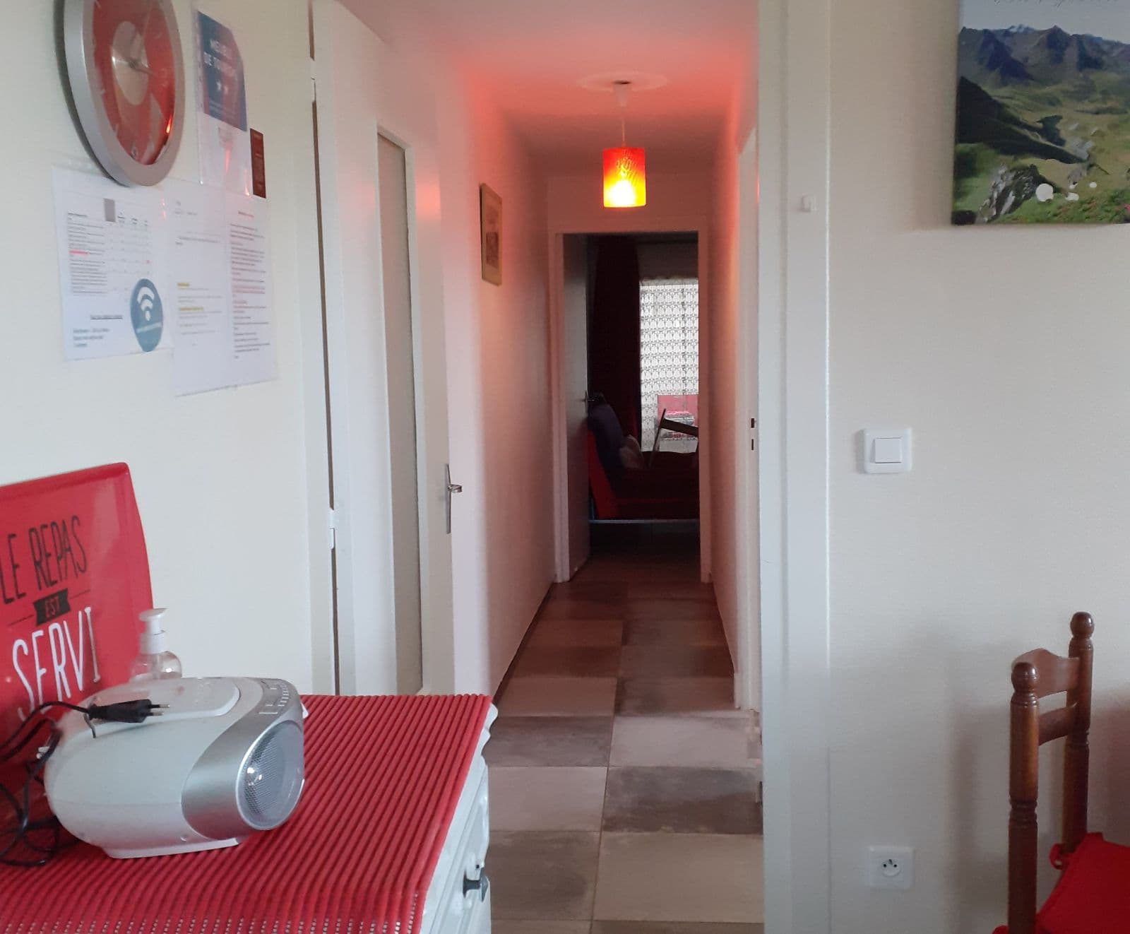 Couloir de la cuisine vers les chambres et la salle de bain.