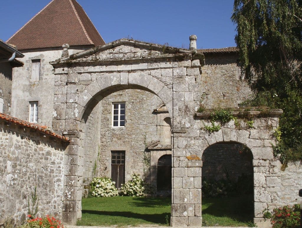 porche d'entrée XVIIème siècle du couvent des Carmes
