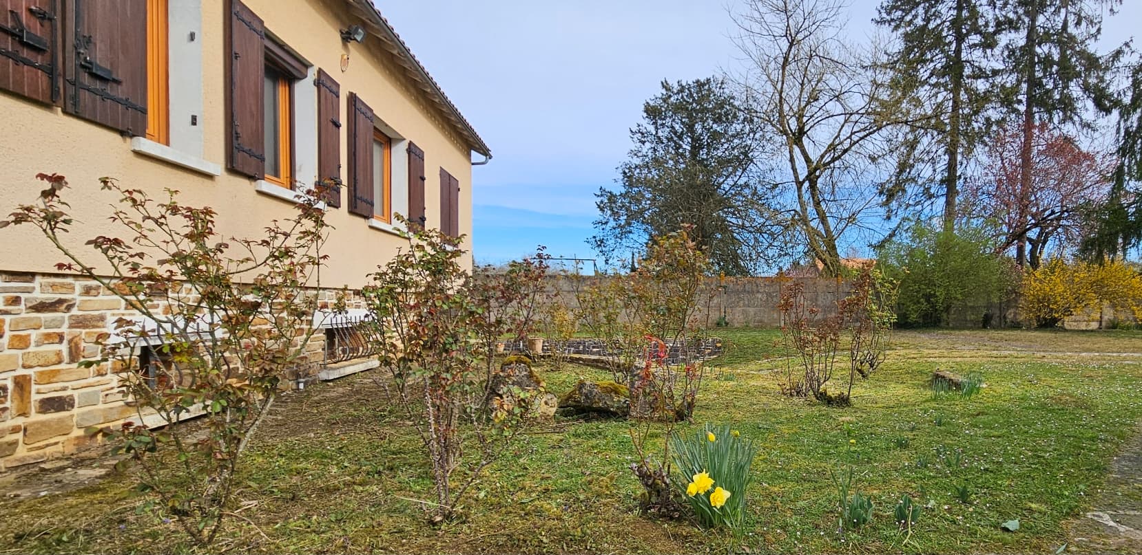facade avant fleurs