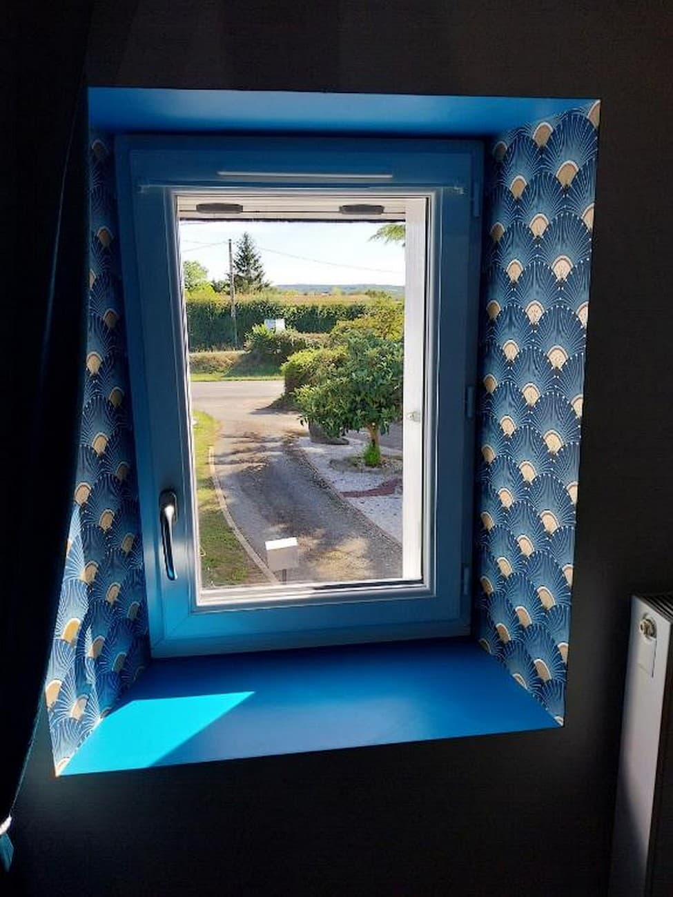 faye-l-abbesse-chambres-dhotes-au-granit-bleu-chambre1-fenetre