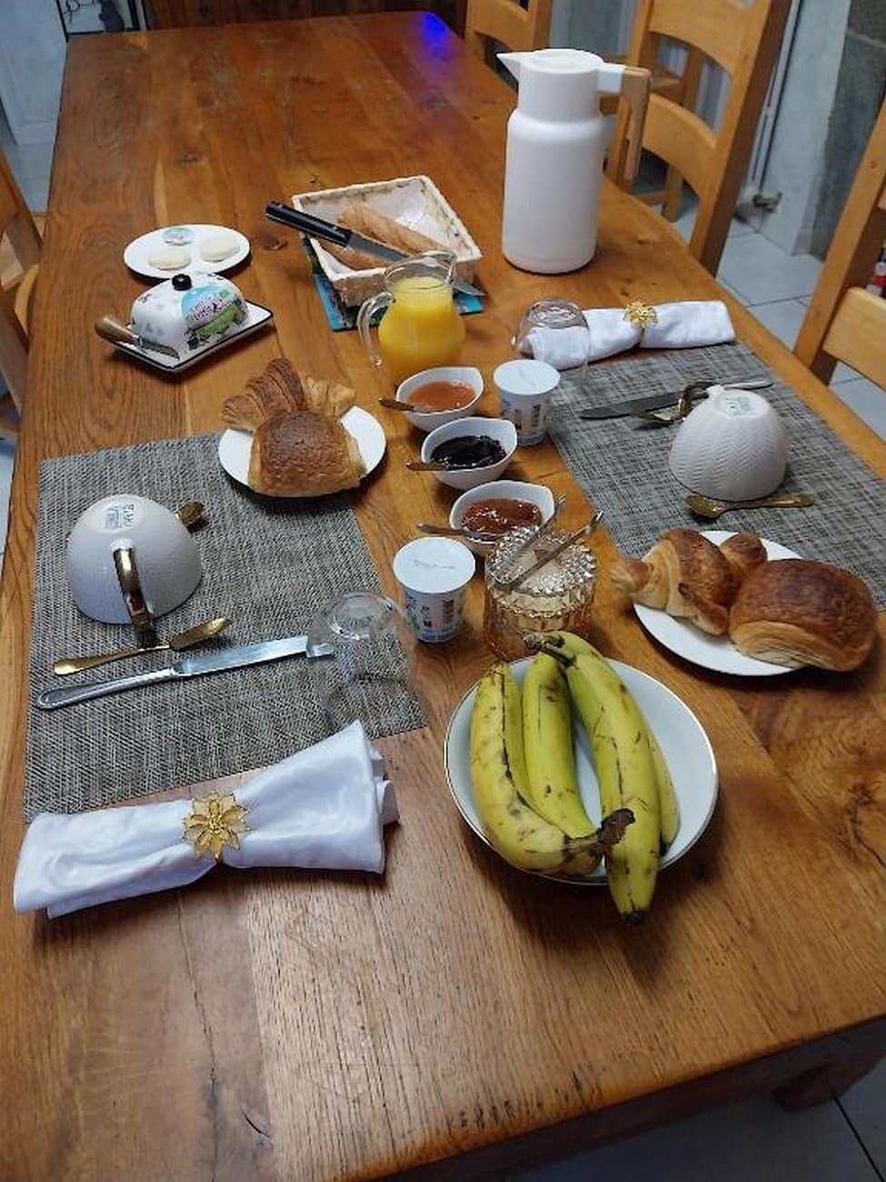 faye-l-abbesse-chambres-dhotes-au-granit-bleu-petit-dejeuner