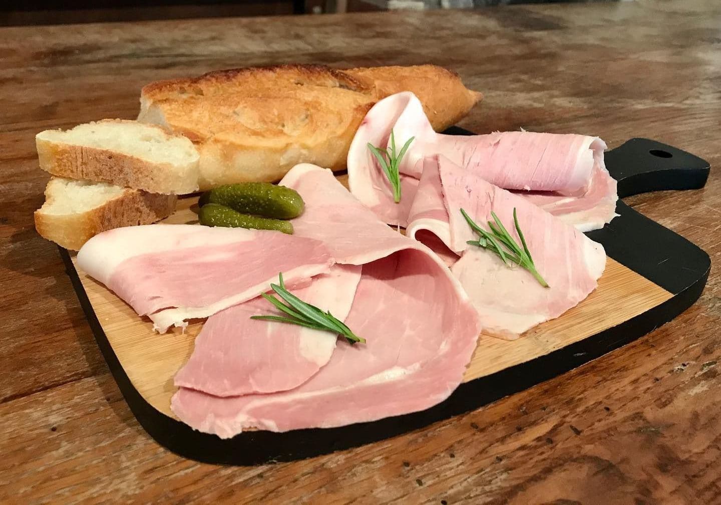 Escoubès ferme pretou porc jambon tourisme Nord Béarn
