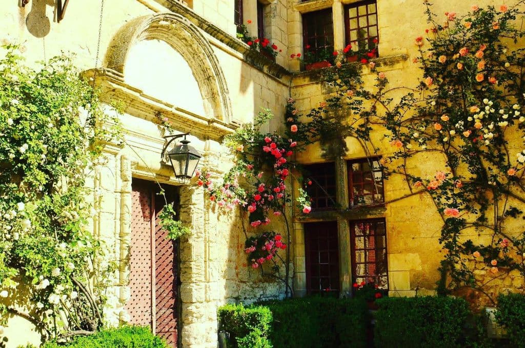 fleurs sur la façade du château de Neuvic