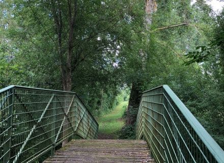 Une passerelle métallique