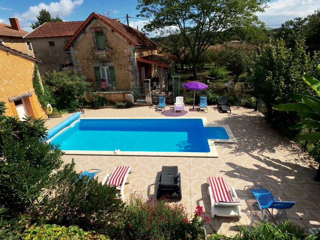 le cadre enchanteur autour de la piscine