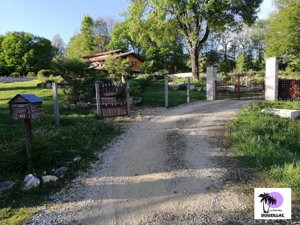 le chemin d'accès au gîte