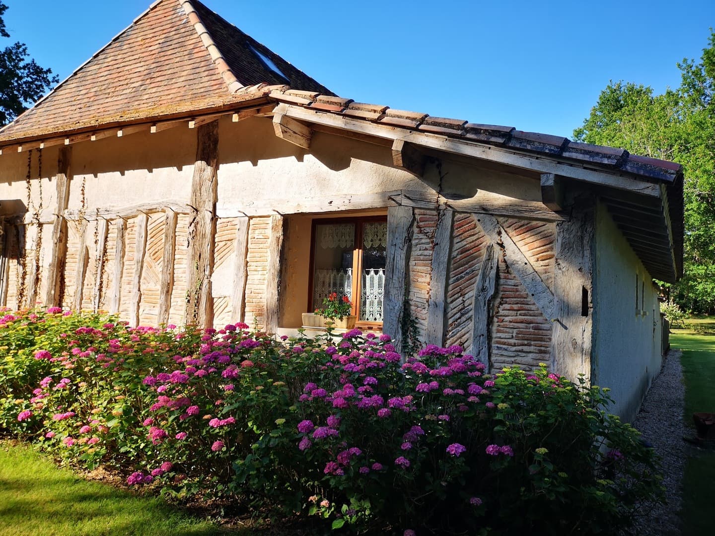 gite-les-tourriers-fleurs-saint-laurent-des-hommes-tourisme-vallée-isle