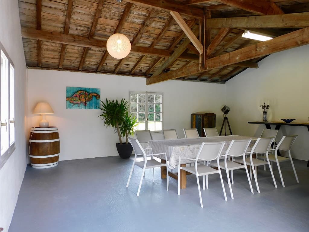 La salle à manger poolhouse
