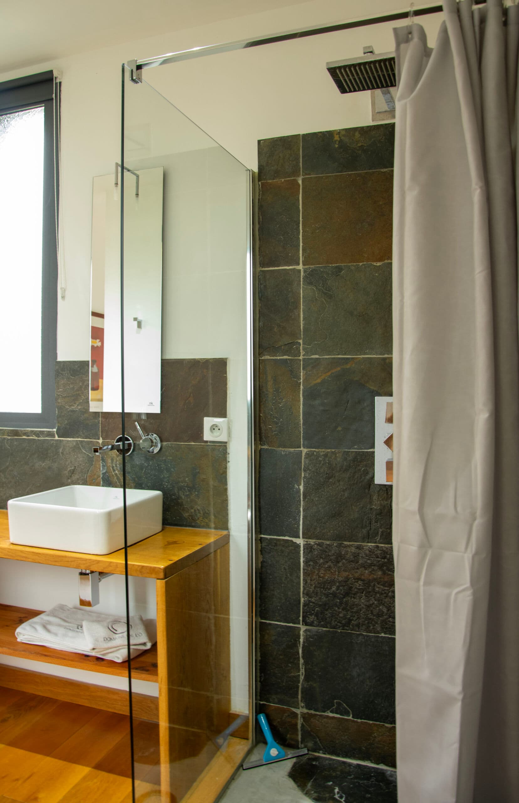 gite-ovebas-douche-domaine-de-lo-saint-jean-d-eyraud-tourisme