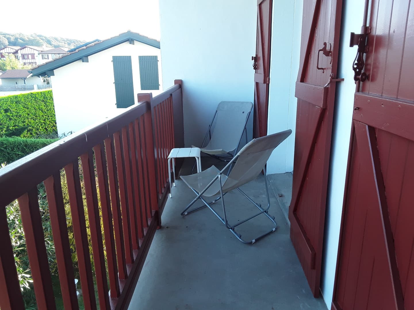gosse-balcon-meuble-urrugne